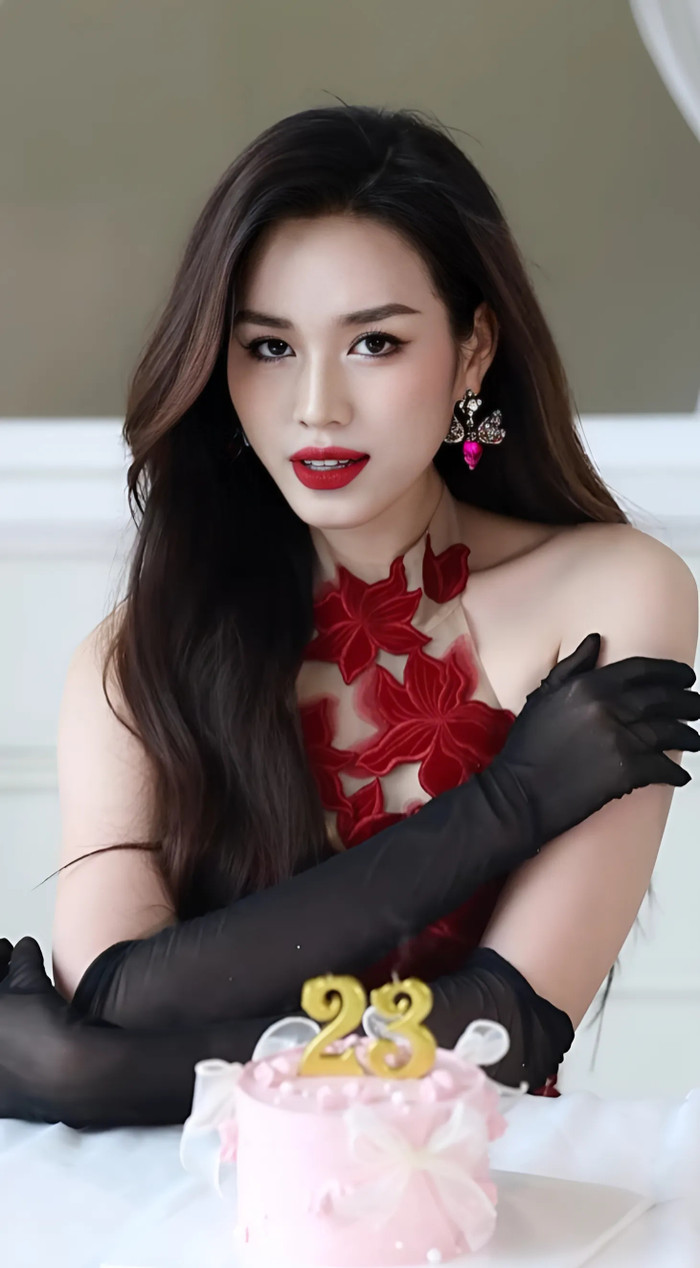 Đỗ Thị Hà ghi điểm với tạo hình tựa quý cô quyền lực trong đoạn video mừng sinh nhật muộn tuổi 23. Nàng hậu xứ Thanh tái xuất với phong cách trang điểm đậm sắc sảo, điểm nhấn là đôi môi đỏ đậm căng mọng. Sắc vóc của Đỗ Thị Hà trong mỗi lần tái xuất cho thấy rõ sự thăng hạng và không khiến công chúng thất vọng.