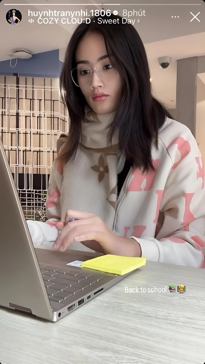 Hoa hậu Ý Nhi ghi điểm với nhan sắc ngọt ngào trong khoảnh khắc chăm chỉ học tập trong ngày nhập học lại tại Úc. Đáng chú ý, đương kim Miss World Vietnam dường như để mặt mộc hoàn toàn. Rời xa lớp son phấn, Hoa hậu Ý Nhi vẫn giữ được làn da trắng sáng, không có quá nhiều khuyết điểm.