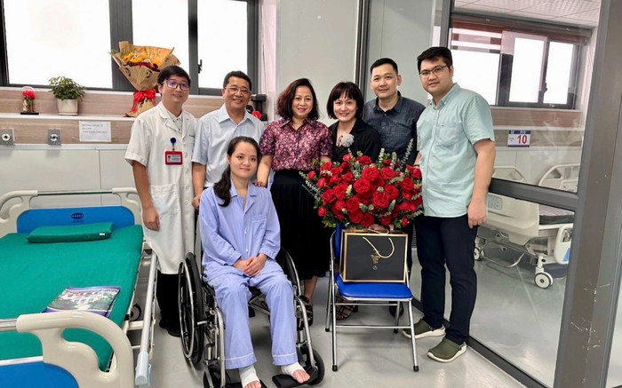 Nữ bác sĩ bị tấm kính ở The Coffee House rơi vào người hồi phục đáng kể, trở lại làm việc ở bệnh viện K Ảnh 2