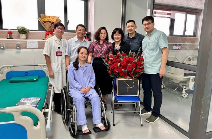 Đoàn công tác Bệnh viện K đến thăm và chúc mừng bác sĩ Hoàng Minh Lý hồi phục sức khỏe.