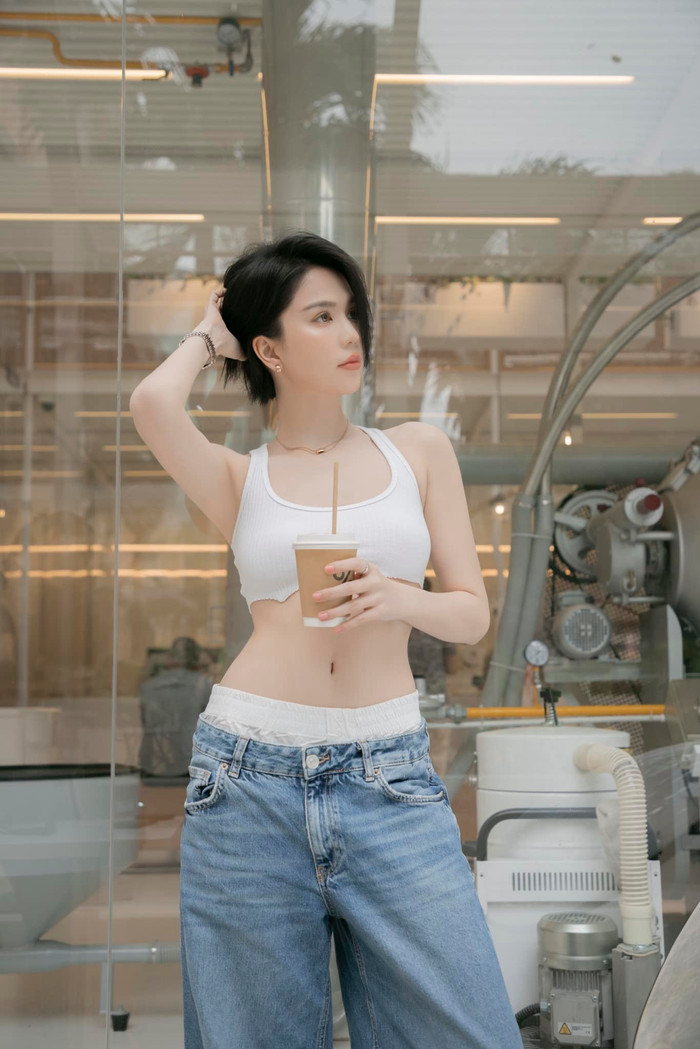 Trong bộ ảnh mới nhất, nữ hoàng nội y diện áo ngắn phối cùng quần jeans có phần cạp kéo nhẹ xuống dưới khoe trọn vòng hai phẳng lỳ.