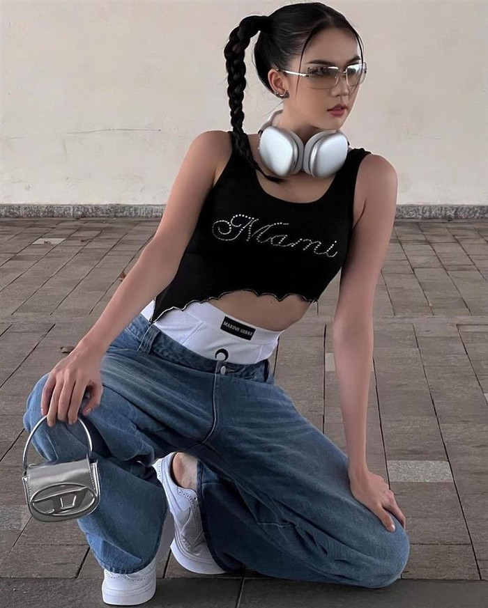 Trước đó, Ngọc Trinh cũng thường xuyên lăng xê cách phối đồ này. Được biết, xu hướng ăn mặc này tiên phong cho ý tưởng “đồ lót không chỉ là đồ lót”. Chúng “cố tình” được 'khoe' ra ngoài khẳng định không chỉ là bộ outfit bên ngoài, nội y bên trong cũng vô cùng đắt giá.