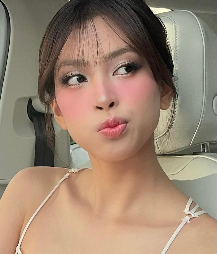 Tuy có nhiều điều chưa tỏ bên cạnh sự biến mất bí ẩn của cô nàng nhưng ở những tấm ảnh chụp cận, có thể thấy Hoa hậu Tiểu Vy vẫn vô cùng nhuận sắc, không hổ danh là người đẹp có tỉ lệ gương mặt sát với tỉ lệ vàng nhất Việt Nam.