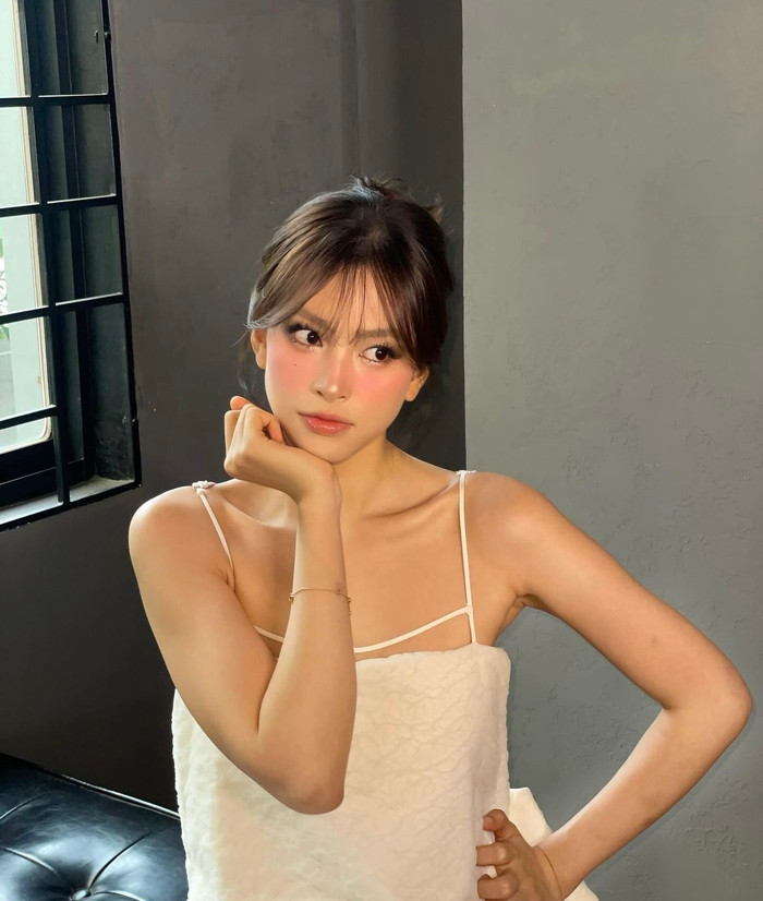 Tối ngày 30/07, người hâm mộ thở phào nhẹ nhõm khi Tiểu Vy cuối cùng cũng đã có động thái trên trang Instagram cá nhân. Tuy nhiên, đây cũng tiếp tục là những hình ảnh đời thường, nhất quyết không lộ diện trước truyền thông.