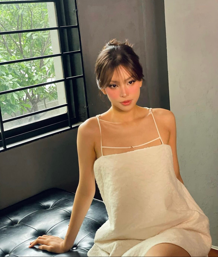 Nhiều người theo dõi Hoa hậu Tiểu Vy cũng đặt dấu chấm hỏi cho việc cô 'ở ẩn' có mối liên hệ gì đến việc cô diện đầm rộng che bụng như thế này không. Tuy nhiên, một bộ phận người hâm mộ cũng cho rằng đây chỉ là phong cách thời trang mà gần đây cô lăng xê.