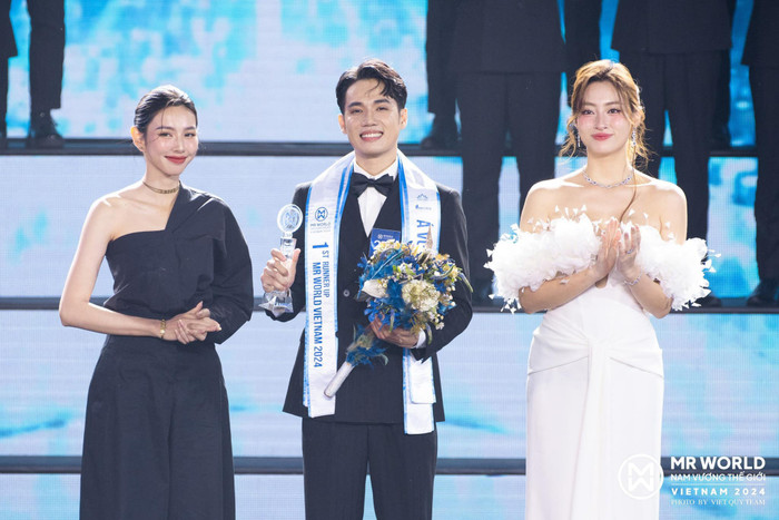Thậm chí, trong đêm chung kết Mr World Vietnam - Nam Vương Thế Giới 2024 - cuộc thi do công ty chủ quản tổ chức, Hoa hậu Tiểu Vy cũng chỉ đăng bài chúc mừng 'từ xa' chứ không đến tham dự như các nàng hậu khác.