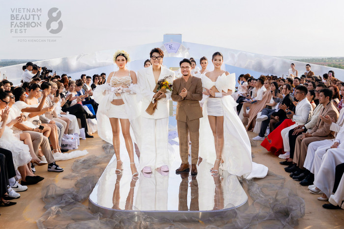 Gần đây nhất, công ty chủ quản của cô nàng đang tổ chức một show diễn thời trang quy tụ dàn hoa - á hậu đình đám như Hoa hậu Thùy Tiên, Hoa hậu Lê Hoàng Phương, Á hậu Bùi Khánh Linh,... Và dù đã quảng bá cho sự kiện này trên Facebook, người đẹp Quảng Nam lại tiếp tục vắng mặt.