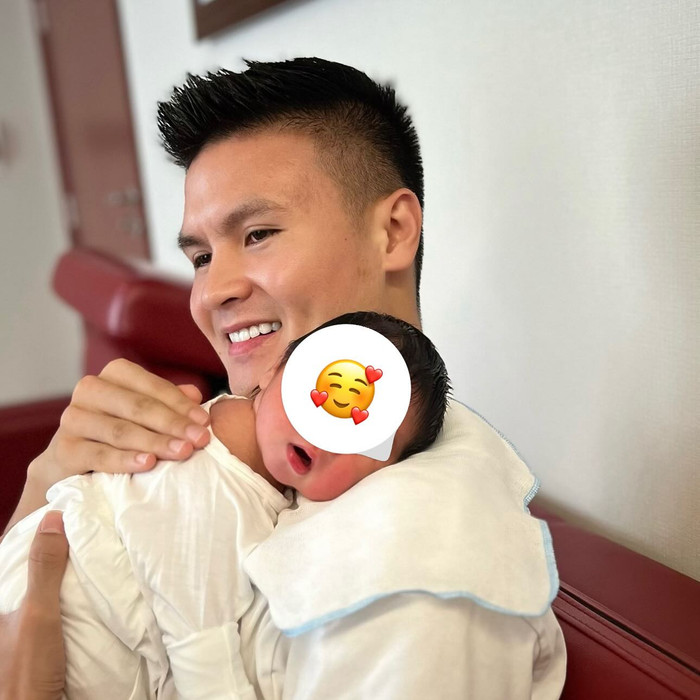 Chu Thanh Huyền lần đầu khoe ảnh Quang Hải bế con đầu lòng, khéo léo che mặt nhóc tỳ.