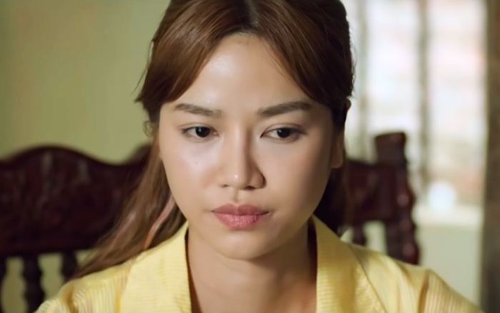 Thu buồn bã khi nghe chuyện chồng nắm tay cô gái khác.