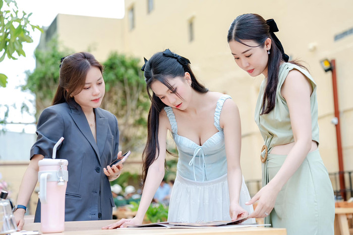 Ngọc Trinh xuất hiện trong lễ khai trương nhà hàng đồ chay cùng hội chị em. Ảnh: FBNV