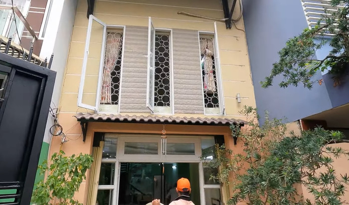 Nam danh hài chuyển qua thuê căn nhà khang trang hơn nhà trọ cũ.