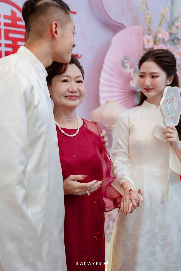 Cô dâu Hà My xúc động tại đám cưới