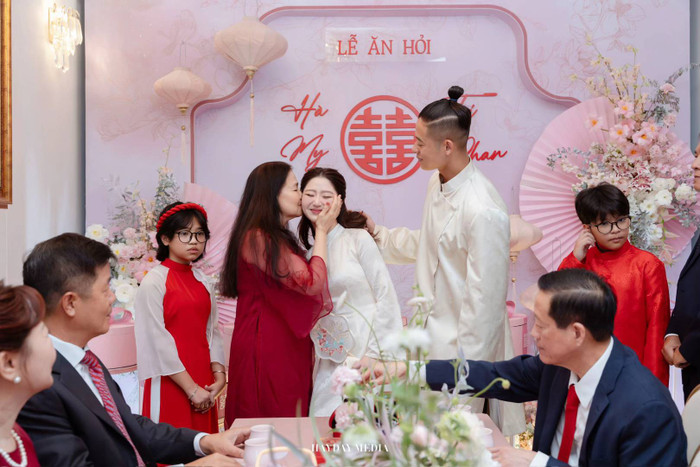 Cô dâu Hà My chuẩn bị 2 bộ áo dài trắng và đỏ trong đám hỏi của mình