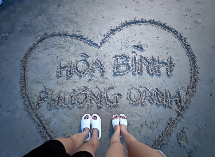 Đôi vợ chồng vừa kỷ niệm 1 năm về chung một nhà. 