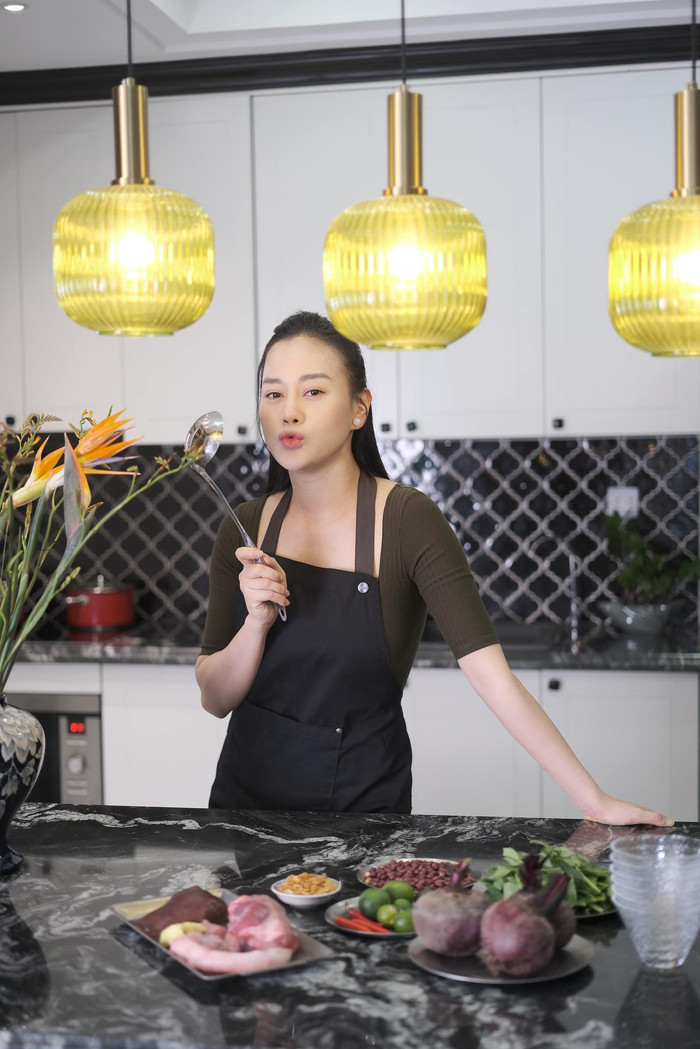 Phương Oanh trổ tài vào bếp sau khi sinh, nấu nhiều món hấp dẫn. 