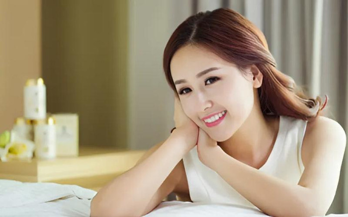 Mai Phương Thúy sử dụng phương pháp tắm trắng bằng thuốc bắc và sữa non. 