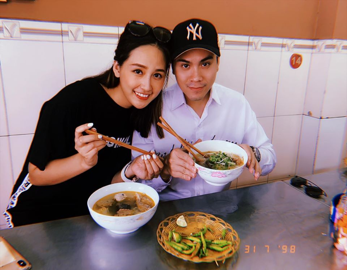 Hoa hậu Mai Phương Thúy đặc cách gọi MC Thái Dũng bằng chồng. 