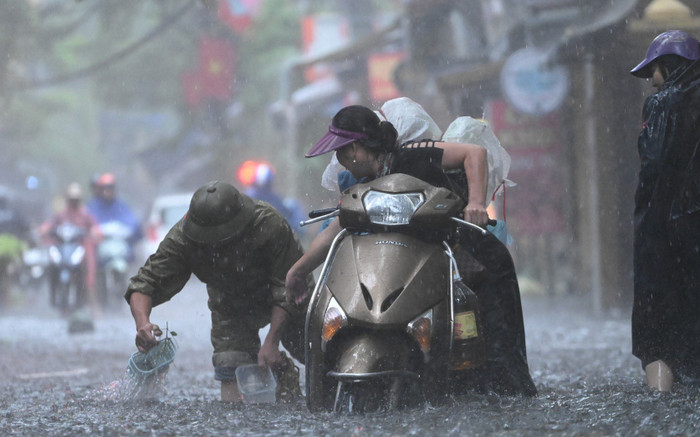 Mưa lớn dồn dập trút xuống miền Bắc, người dân cần đề phòng gì? Ảnh 2