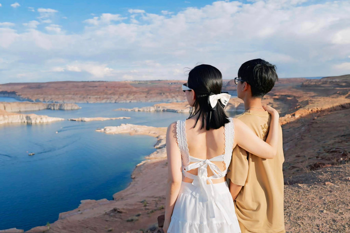 Lệ Quyên và con trai ngắm nhìn khung cảnh hùng vĩ ở nước Mỹ. Ảnh: FBNV