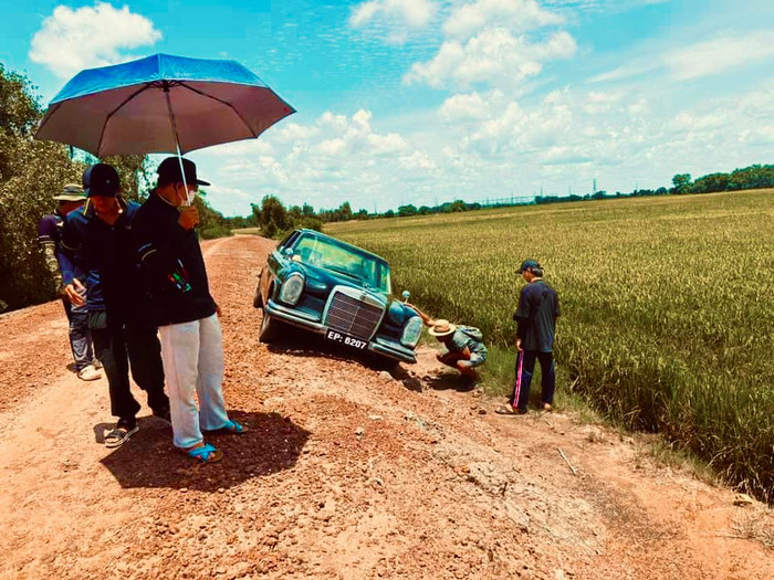 Ê kíp đoàn phim hỗ trợ Thanh Duy và Lương Thế Thành. 