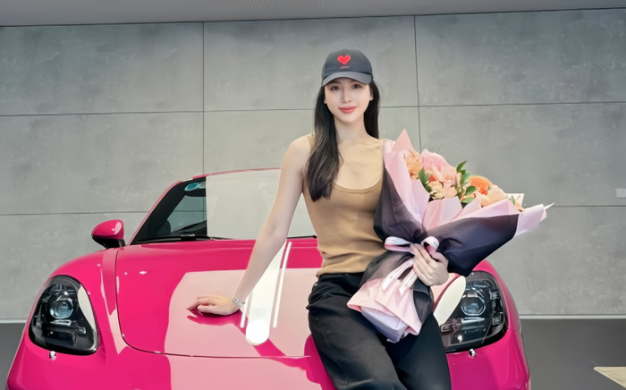 Bùi Quỳnh Hoa tậu xế hộp hơn 4 tỷ đồng Ảnh 2