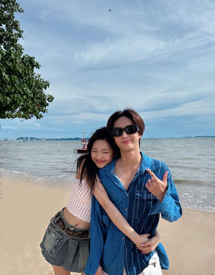 Thành viên BABYMONSTER ôm 'cứng ngắc' một nam ca sĩ nổi tiếng trên biển? Ảnh 1