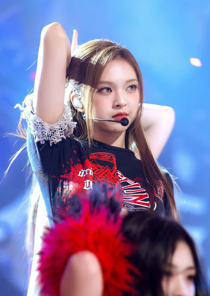 Thành viên BABYMONSTER ôm 'cứng ngắc' một nam ca sĩ nổi tiếng trên biển? Ảnh 4