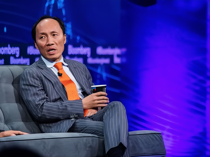 Chính Chu đứng sau hàng loạt vụ thương thuyết chấn động cả phố Wall, từng sở hữu khối tài sản khoảng 1 tỷ USD ở tuổi 48. 