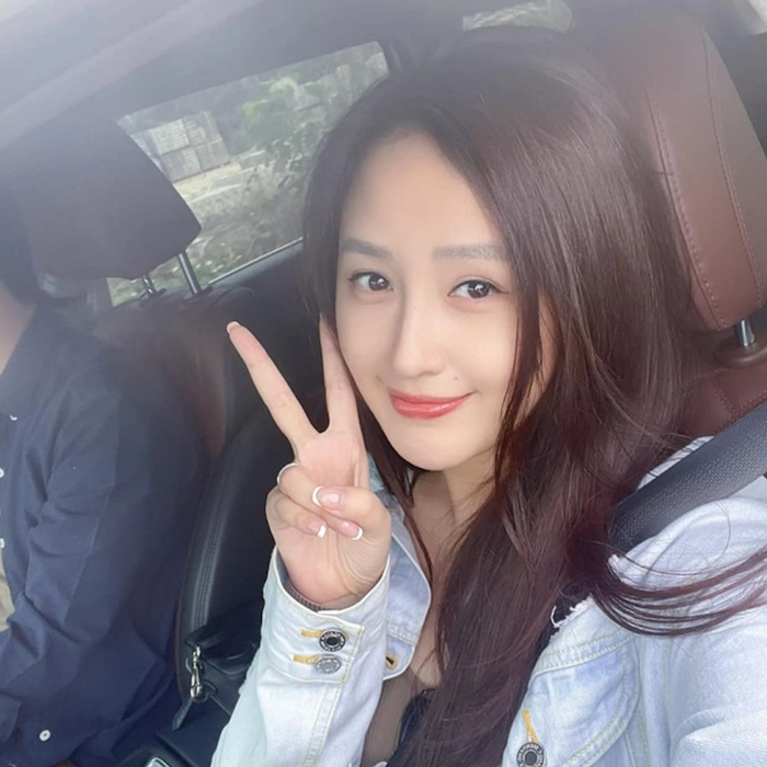 Mai Phương Thuý úp mở hình ảnh bên một chàng trai.