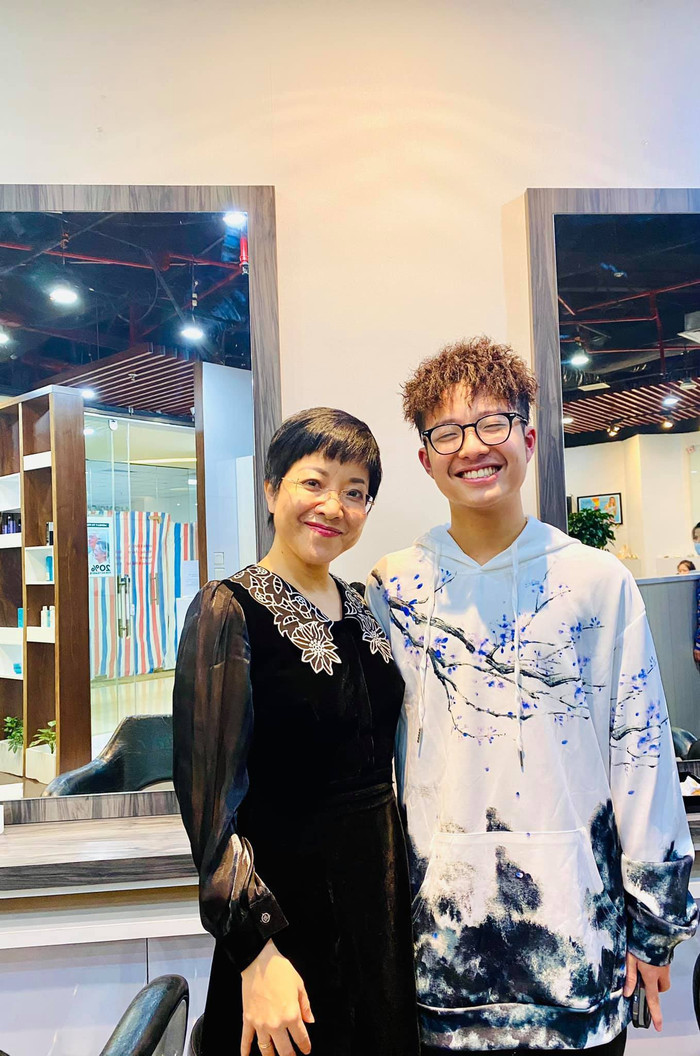 Quý tử nhà Thảo Vân trổ mã điển trai.