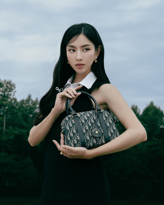 Hoa hậu Thùy Tiên hoá thân thành quý cô cổ điển trong bộ ảnh mới. Nàng hậu lựa chọn phong cách trang điểm nhẹ nhàng, thanh toát cùng kiểu tóc uốn mềm mại, gợn sóng. Hoa hậu Thùy Tiên còn 'dát' lên người dàn váy áo, phụ kiện trị giá hàng chục đến hàng trăm triệu đồng, toát lên khí chất 'chanh xả' nhưng không kém phần thanh lịch.