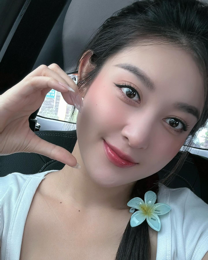 Á hậu Huyền My zoom cận cảnh gương mặt. Nàng hậu dường như đã giảm cân phần nào sau thời gian phát tướng, gương mặt tròn trịa. Á hậu Huyền My lựa chọn phong cách trang điểm nhẹ nhàng theo tông hồng đào ngọt ngào, điểm nhấn là đôi môi căng mọng. Dù ngót nghét độ tuổi U30, Á hậu 1 - Hoa hậu Việt Nam 2014 vẫn giữ vững nhan sắc trẻ trung tựa thần thiên tỷ tỷ.