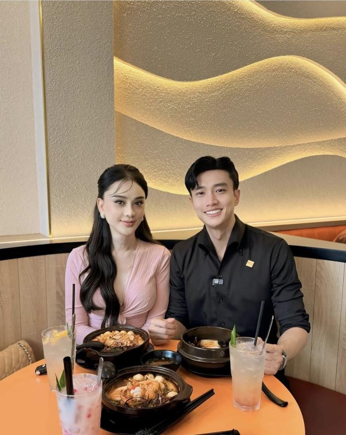 Quốc Trường và Lâm Khánh Chi đi ăn cùng nhau.