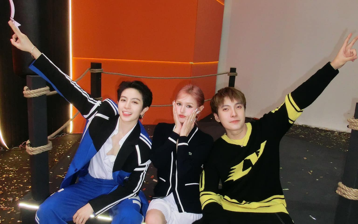 Trong những tấm hình chụp chung với người khác, vóc dáng nhỏ bé của Xoài Non lại càng trở nên nổi bật. Ảnh: FBNV