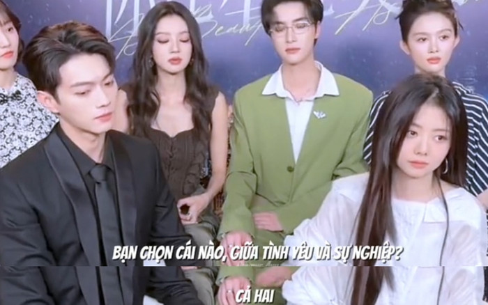 Đàm Tùng Vận trả lời câu hỏi của MC trong buổi tuyên truyền cho phim Em Đẹp Hơn Cả Ánh Sao. 