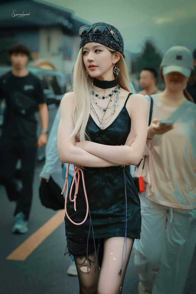 Triệu Lộ Tư công khai nắm tay chồng trên phố, nhan sắc đôi vợ chồng son gây sốt Ảnh 1