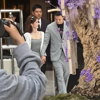 Triệu Lộ Tư công khai nắm tay chồng trên phố, nhan sắc đôi vợ chồng son gây sốt Ảnh 2