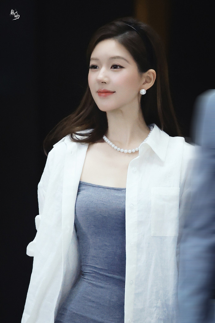 Triệu Lộ Tư công khai nắm tay chồng trên phố, nhan sắc đôi vợ chồng son gây sốt Ảnh 3