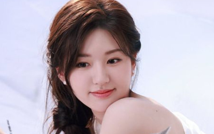 Triệu Lộ Tư công khai nắm tay chồng trên phố, nhan sắc đôi vợ chồng son gây sốt Ảnh 2