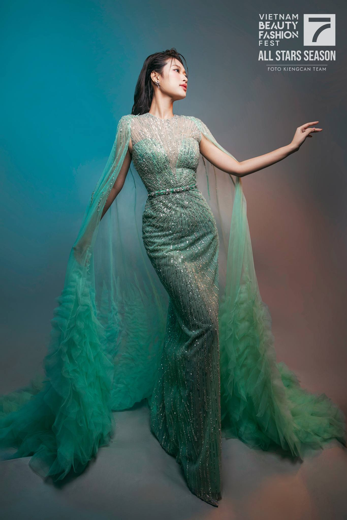 Năm ngoái, Thiên Ân bắt đầu áp dụng chế độ ăn keto (cắt tinh bột) và tập luyện gắt gao để có được cơ thể cân đối hơn. Tạng người của Miss Grand Vietnam 2022 có khung xương to nhưng chuẩn đồng hồ cát. 