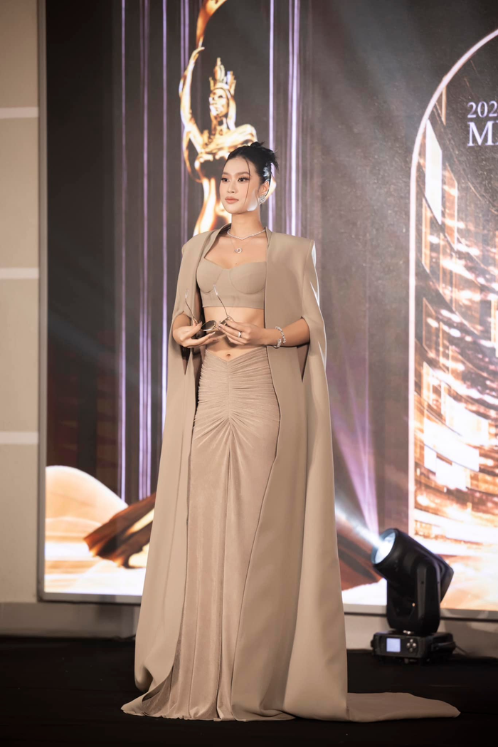 Miss Grand Vietnam cố gắng dành nhiều thời gian tập luyện dù lịch trình bận rộn. Cô thuê hẳn huấn luyện viên riêng để có thể được hỗ trợ tối đa trong quá trình 'cắt mỡ' của mình.