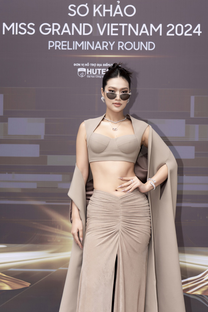 Mới đây, Hoa hậu Thiên Ân gây bất ngờ khi xuất hiện tại sự kiện sơ khảo Miss Grand Vietnam 2024 với bộ cánh đầy quyền lực khoe trọn vòng eo thon gọn cùng đường cơ bụng số 11. 