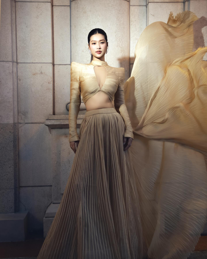  Phần vai là nhược điểm của Thiên Ân, cô thường xuyên bị cánh tay kém tay kém thon khi diện các loại trang phục cúp ngực, hở vai. Bù lại, cô nàng lại có thắt eo khá chuẩn, do đó chỉ cần giảm mỡ đúng cách, vòng 2 của Thiên Ân trở thành điểm nhấn ấn tượng với đồ ôm bó sát. 