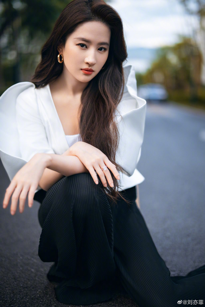 Vị trí “lơ lửng” của Lưu Diệc Phi trong showbiz Hoa ngữ Ảnh 3