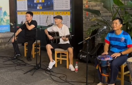 Nam ca sĩ nổi tiếng một thời bị bắt gặp hát rong lề đường Ảnh 2