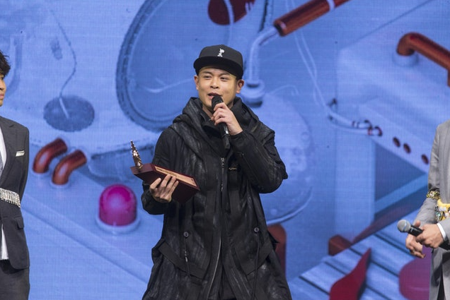 Nam ca sĩ nổi tiếng một thời bị bắt gặp hát rong lề đường Ảnh 3