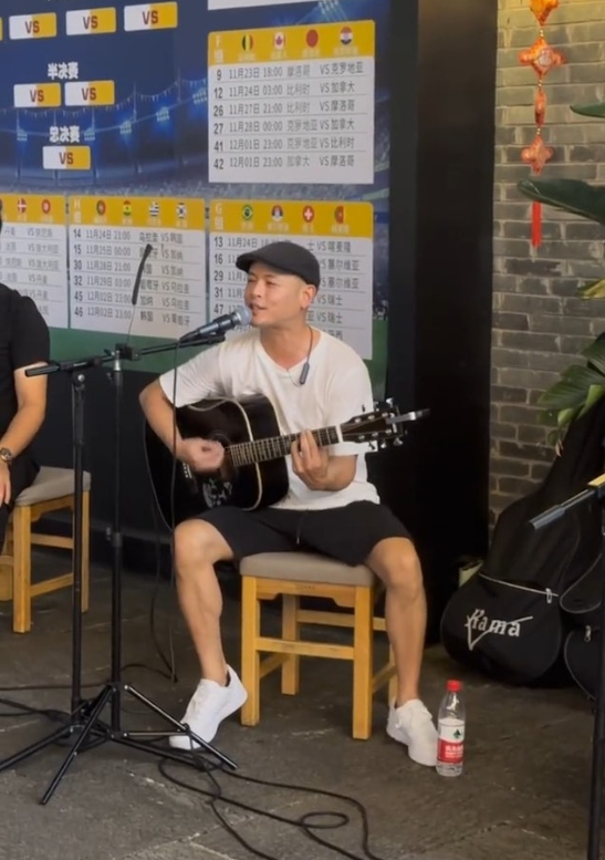 Nam ca sĩ nổi tiếng một thời bị bắt gặp hát rong lề đường Ảnh 1