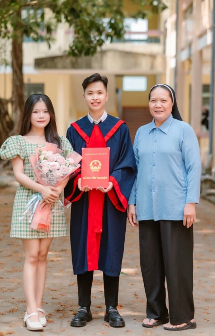 Lộc và 'người mẹ' nữ tu của mình.