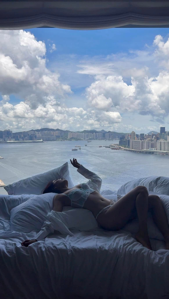 Người đẹp đang tận hưởng kỳ du lịch tại Hồng Kông. 