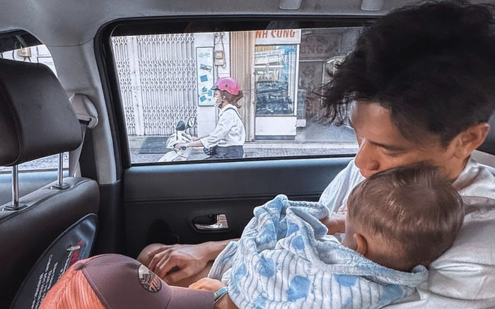 Bùi Tiến Dũng mệt đến rã rời vẫn quyết ôm chặt con trai cưng trong lòng Ảnh 2